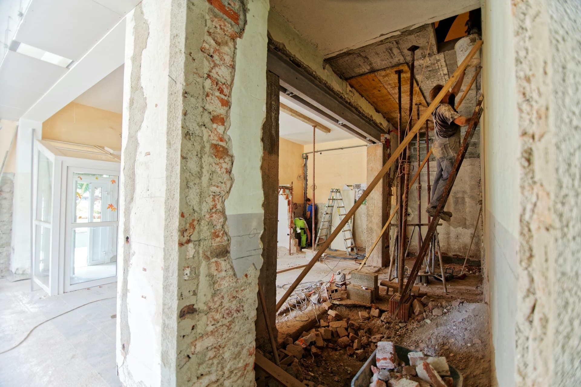 Baustelle mit Wanddurchbruch